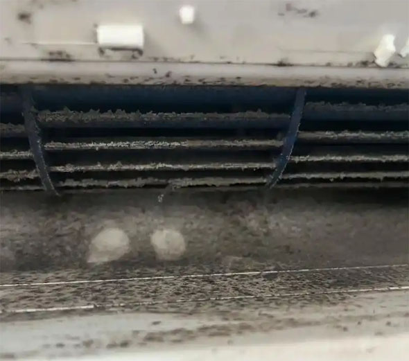 富川空调吹的风有股烧焦味是怎么回事